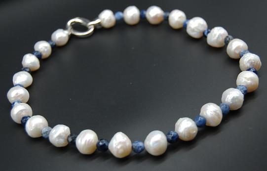 DeepSeek-R1究竟能否撼动OpenAI的霸主地位？全解析！(图1)