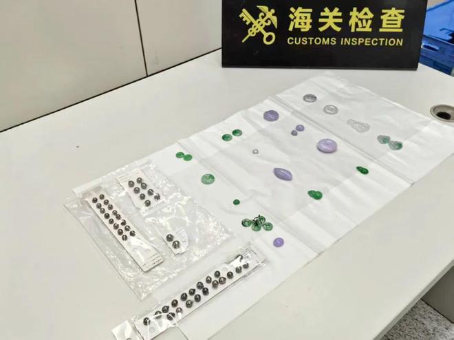 深圳莲塘海关查获未申报的翡翠饰品24件、黑珍珠46粒(图1)