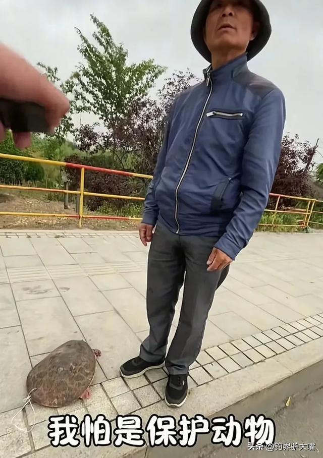老套路又来了!山东一大叔街头卖“野生”大老鳖被小伙当场揭穿(图2)