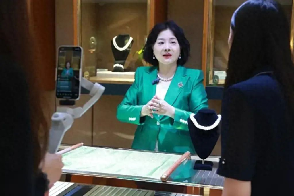 痛心！“珍珠女王”白如芳去世终年55岁！她17岁进京摆摊25岁给撒切尔夫人编项链成名曾教会IMF总裁“微信支付”(图1)