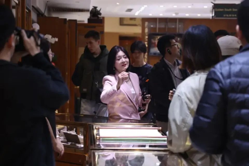 痛心！“珍珠女王”白如芳去世终年55岁！她17岁进京摆摊25岁给撒切尔夫人编项链成名曾教会IMF总裁“微信支付”(图5)