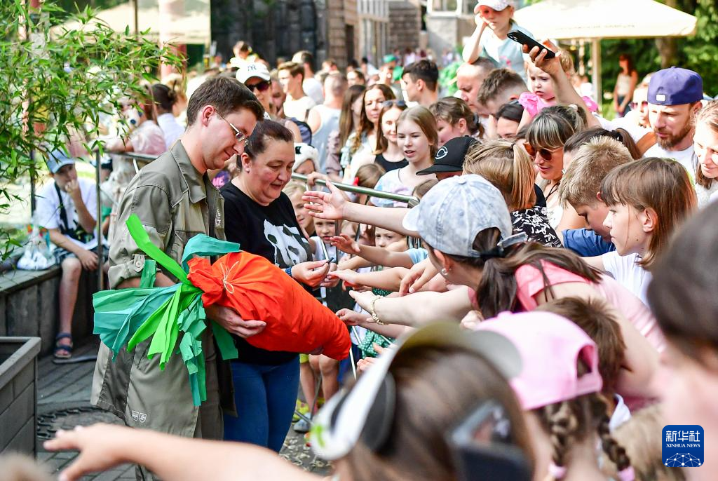 莫斯科动物园为旅俄大熊猫“如意”庆生(图2)