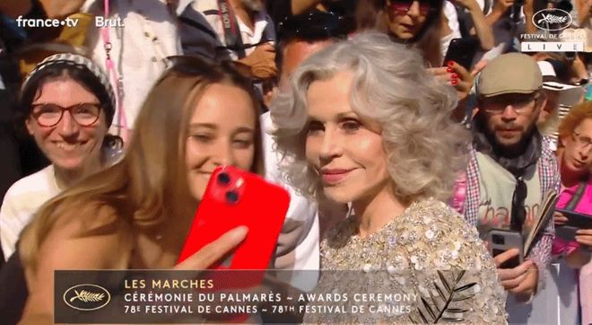 戛纳红毯惊现教科书级打脸！25岁顶流用作品吊打内娱花瓶(图1)