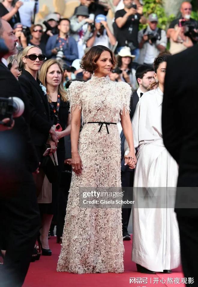 戛纳红毯惊现教科书级打脸！25岁顶流用作品吊打内娱花瓶(图5)