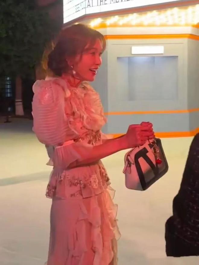 50岁林志玲红毯“失控”眼神凌厉、胸部勒到发白晚宴恐惧慌乱(图1)