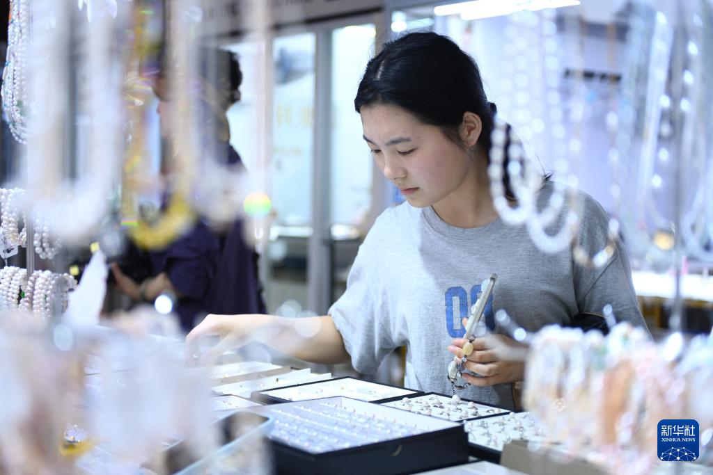 活力中国调研行｜产量占全球七成！这座“珍珠小镇”如何成就百亿大产业？(图3)