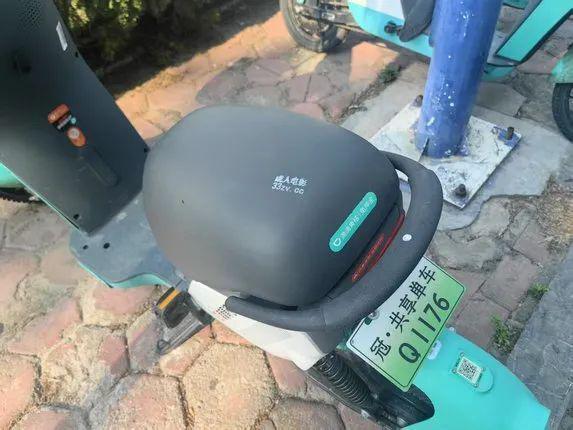 “成人电影”、“深夜福利”共享单车上出现大量涉黄涉诈广告(图1)