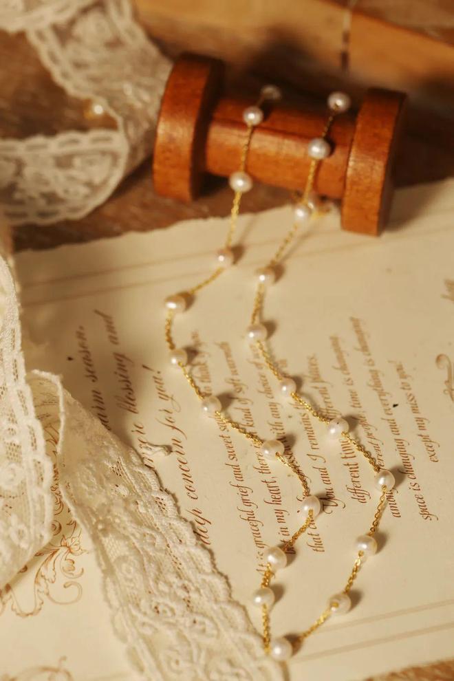 秋冬穿毛衣别忘这一步！珍珠毛衣链让普通穿搭“显贵”3倍(图14)