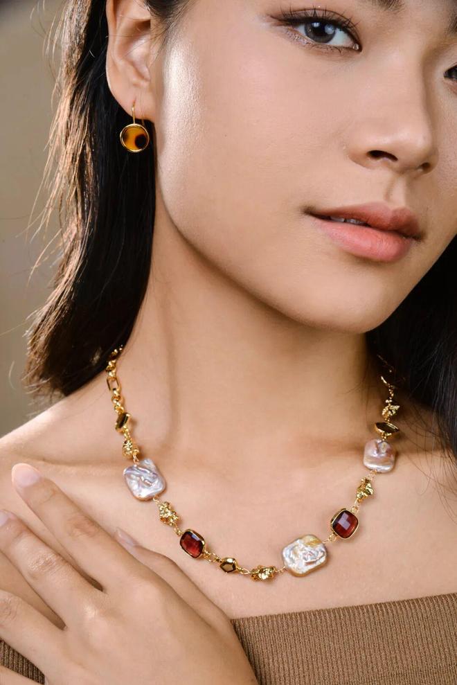 秋冬穿毛衣别忘这一步！珍珠毛衣链让普通穿搭“显贵”3倍(图24)