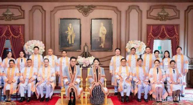 不丹国王夫妻在泰国获博士学位佩玛王后戴黑珍珠项链不再寒酸(图1)