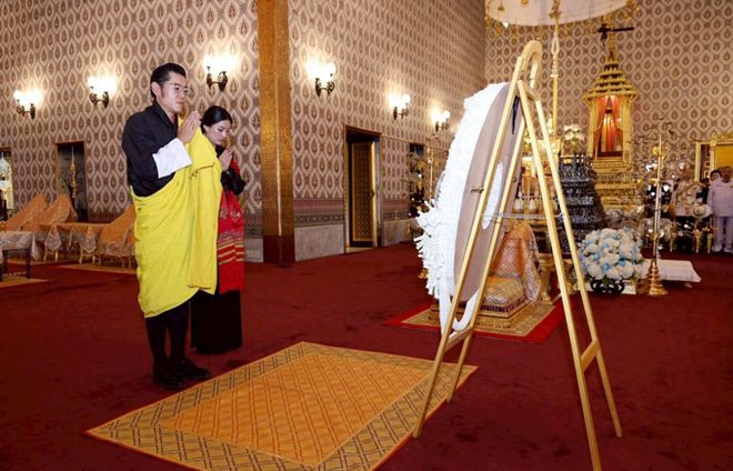 不丹国王夫妻在泰国获博士学位佩玛王后戴黑珍珠项链不再寒酸(图8)