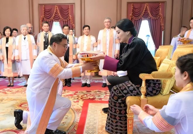 不丹国王夫妻在泰国获博士学位佩玛王后戴黑珍珠项链不再寒酸(图6)