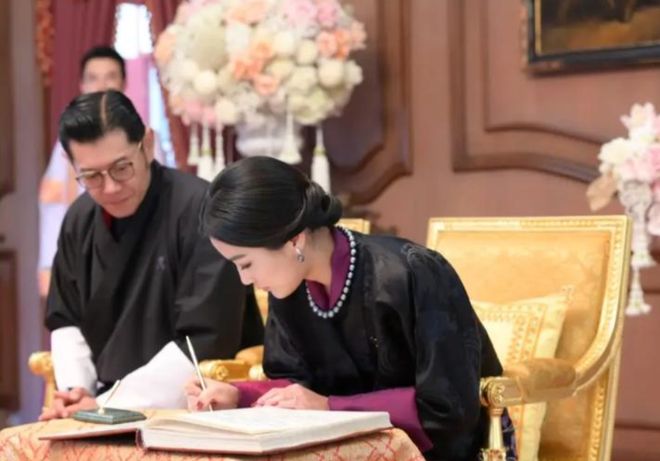 不丹国王夫妻在泰国获博士学位佩玛王后戴黑珍珠项链不再寒酸(图4)