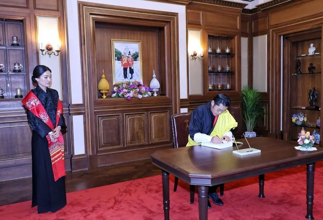 不丹国王夫妻在泰国获博士学位佩玛王后戴黑珍珠项链不再寒酸(图9)