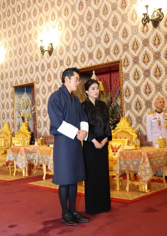 不丹国王夫妻在泰国获博士学位佩玛王后戴黑珍珠项链不再寒酸(图11)
