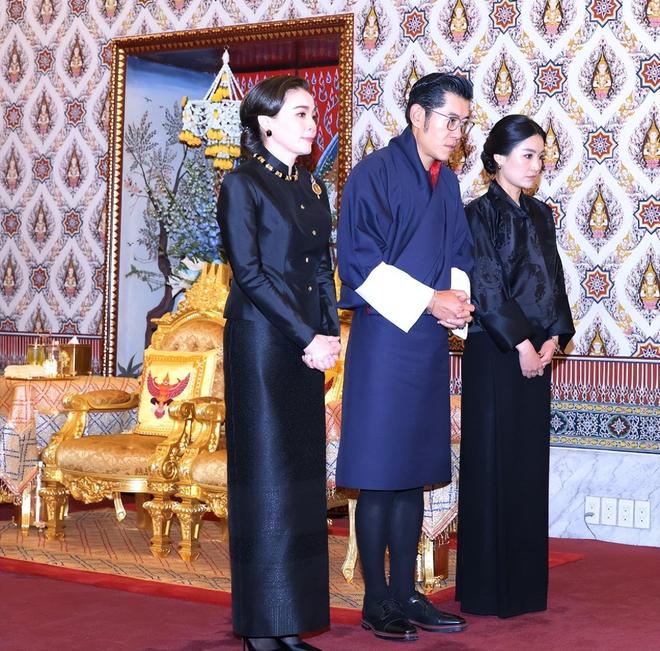 不丹国王夫妻在泰国获博士学位佩玛王后戴黑珍珠项链不再寒酸(图12)