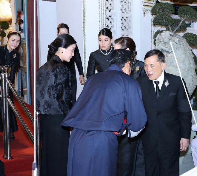 不丹国王夫妻在泰国获博士学位佩玛王后戴黑珍珠项链不再寒酸(图16)