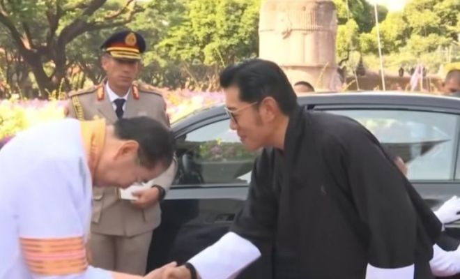 不丹国王夫妻在泰国获博士学位佩玛王后戴黑珍珠项链不再寒酸(图15)