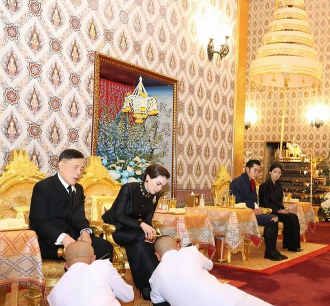 不丹国王夫妻在泰国获博士学位佩玛王后戴黑珍珠项链不再寒酸(图18)