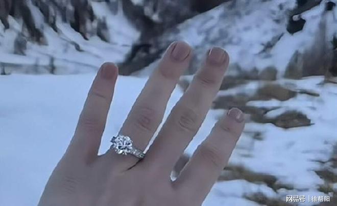 恭喜！TVB新人混血女星突然宣布订婚晒巨型钻戒拒绝做演员(图1)