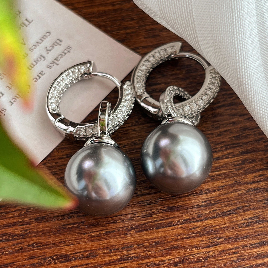 此乃人间尤物！1968年日本手工珍珠宝塔纯手工打造而成重八斤左右整体造型优美每层都有飞檐顶部缺失几颗珍珠个别飞檐处也缺失几颗但不影响整体美观。高50厘米底边直径18厘米。是人工的重点强调的这是一件艺术品匠人制作起来也是费时费工关键是中拍价格900元实在太合适了这么(图1)