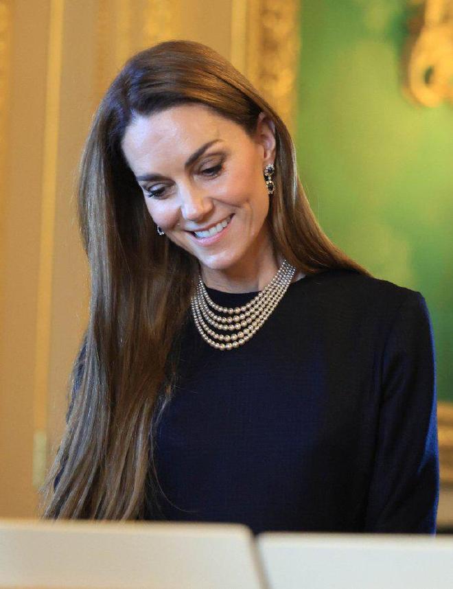 英国凯特王妃6套穿搭封神王室时尚教科书！普通人直接抄不出错(图7)