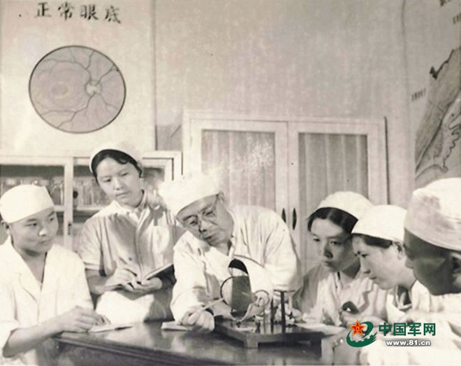 军营观察丨96岁老军医：用有限的生命去做更多的工作(图2)