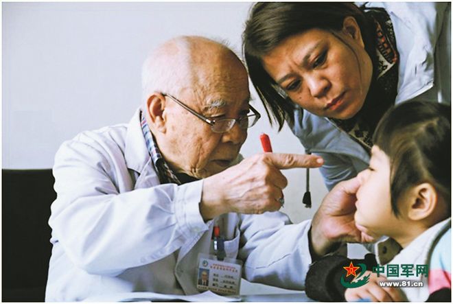 军营观察丨96岁老军医：用有限的生命去做更多的工作(图1)